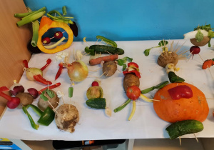 wystawa prac dzieci - ludziki z warzyw